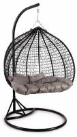 Кресло подвесное (mod. SC-007) с подушкой Металл/Искусственный ротанг, стойка:137х115х200м корзина:137х72х124см, стойка:черный,корзина:черны фото Кресло подвесное (mod. SC-007) с подушкой Металл/Искусственный ротанг, стойка:137х115х200м корзина:137х72х124см, стойка:черный,корзина:черны. Фото №1